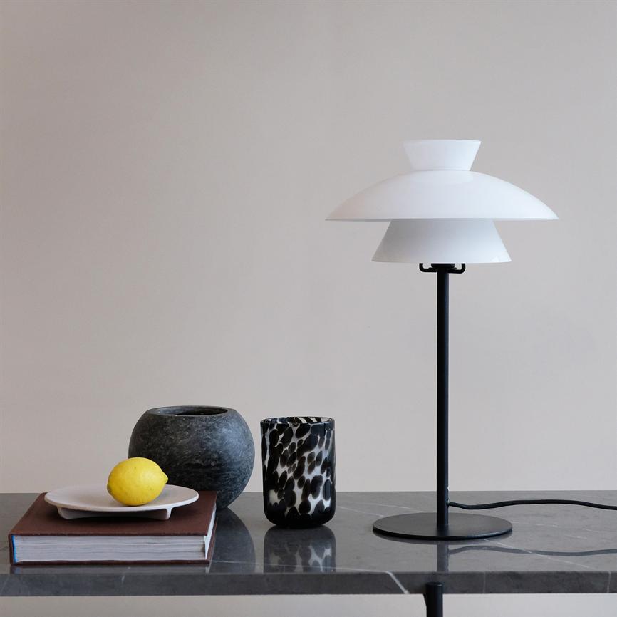 Dyberg Larsen Valby bordlampe opal sort fot
