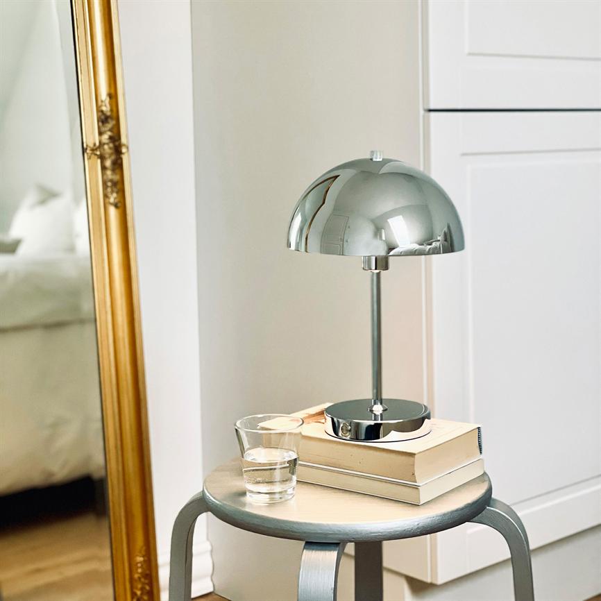 Dyberg Larsen Stockholm 2.0 bordlampe krom oppladbar