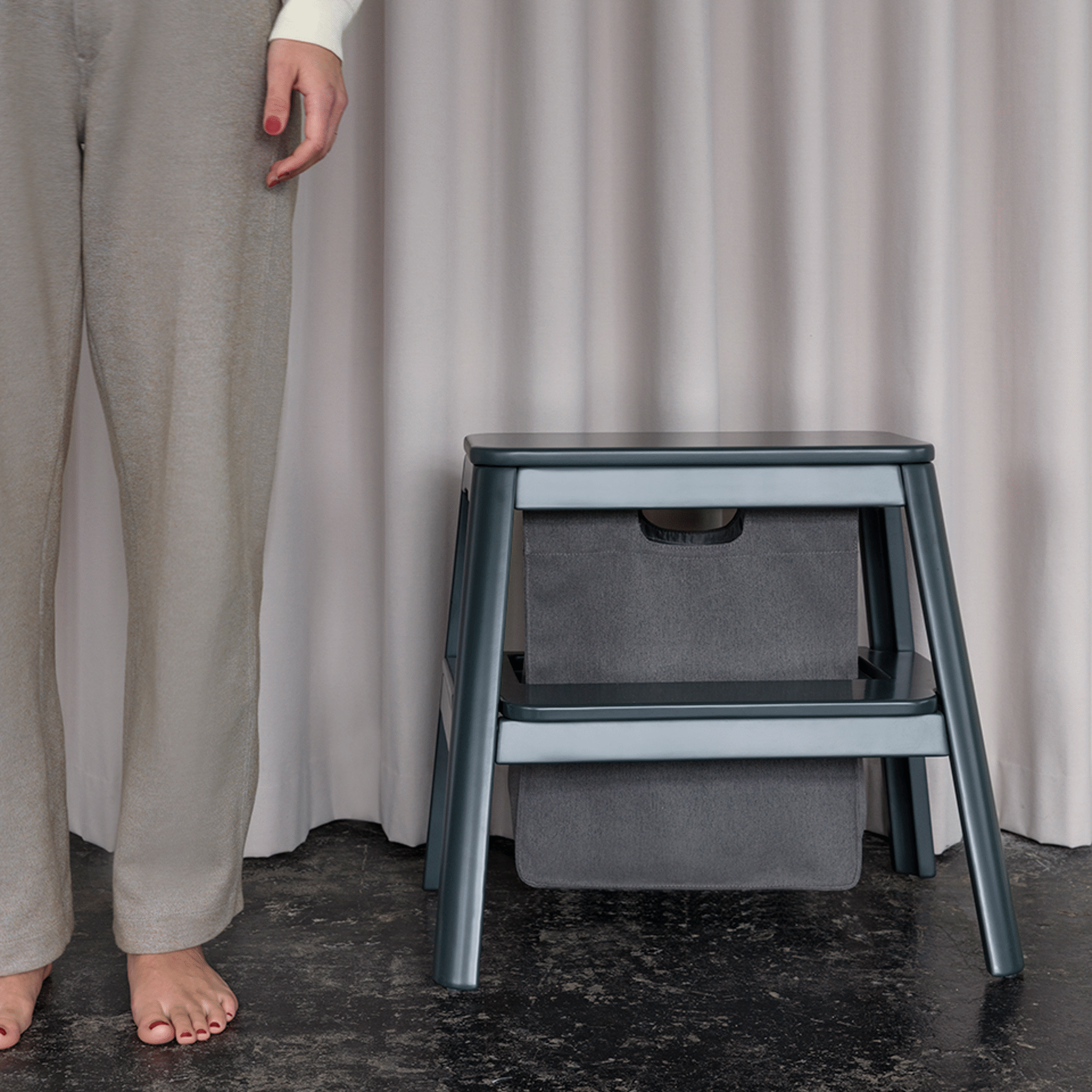 UMAGE Step It Up kjøkkenkrakk Anthracite Grey trinn
