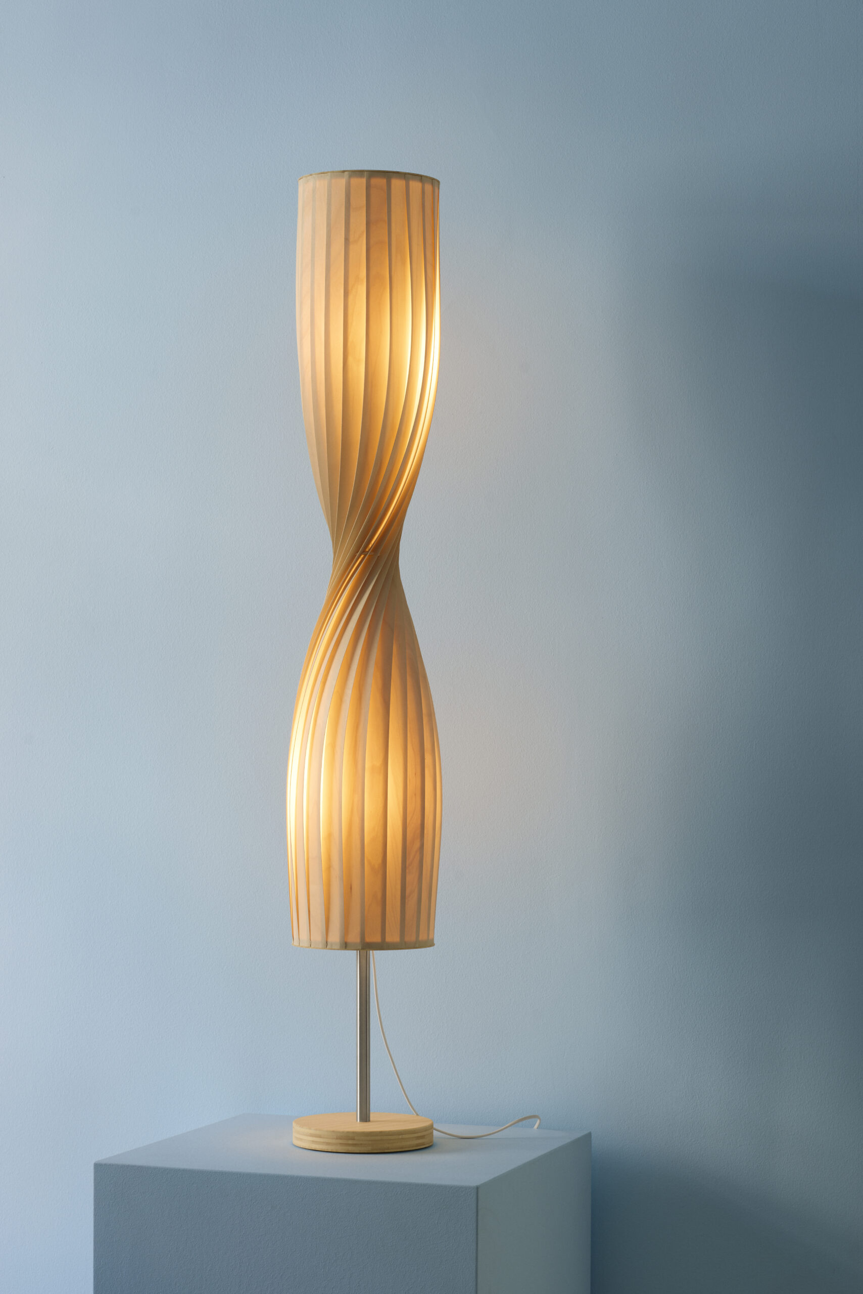 Tom Rossau TR44 gulvlampe hvit to pærer