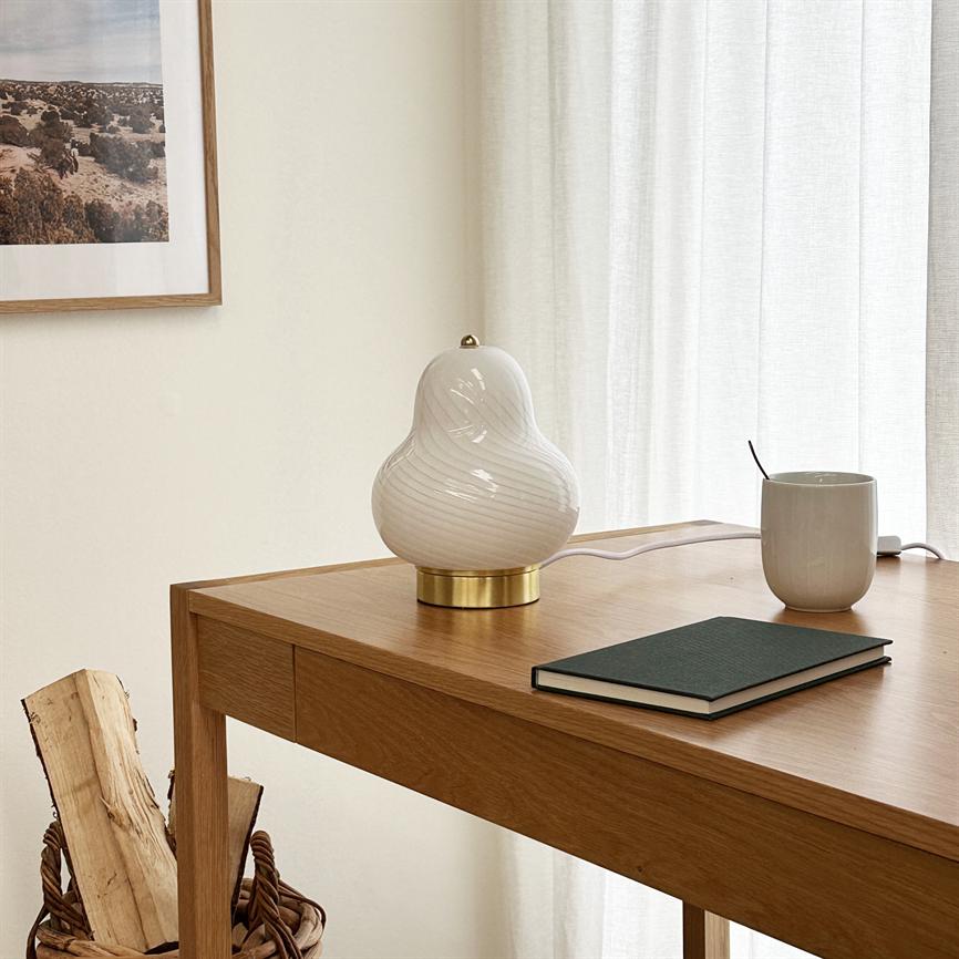 Dyberg Larsen Lucy bordlampe hvit glass stemning