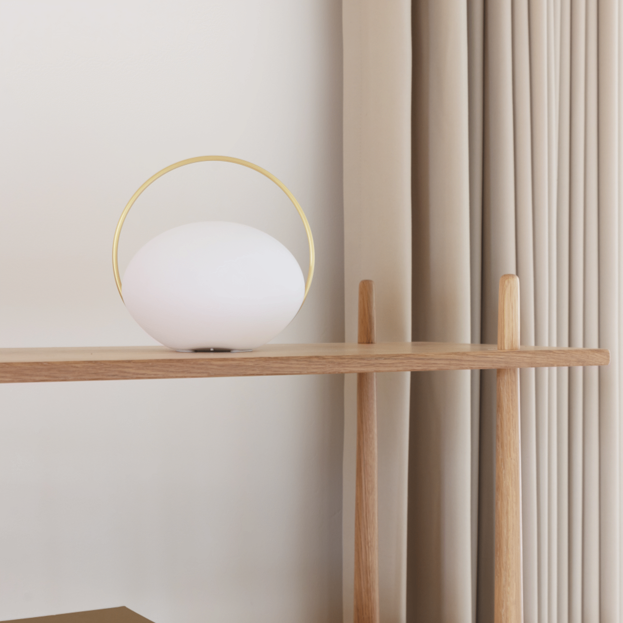 UMAGE Orbit bærbar lampe melkehvit