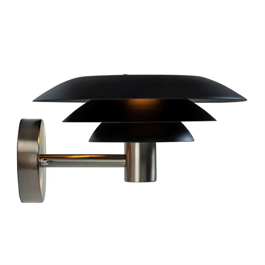 Dyberg Larsen DL25 vegglampe ute svart stål