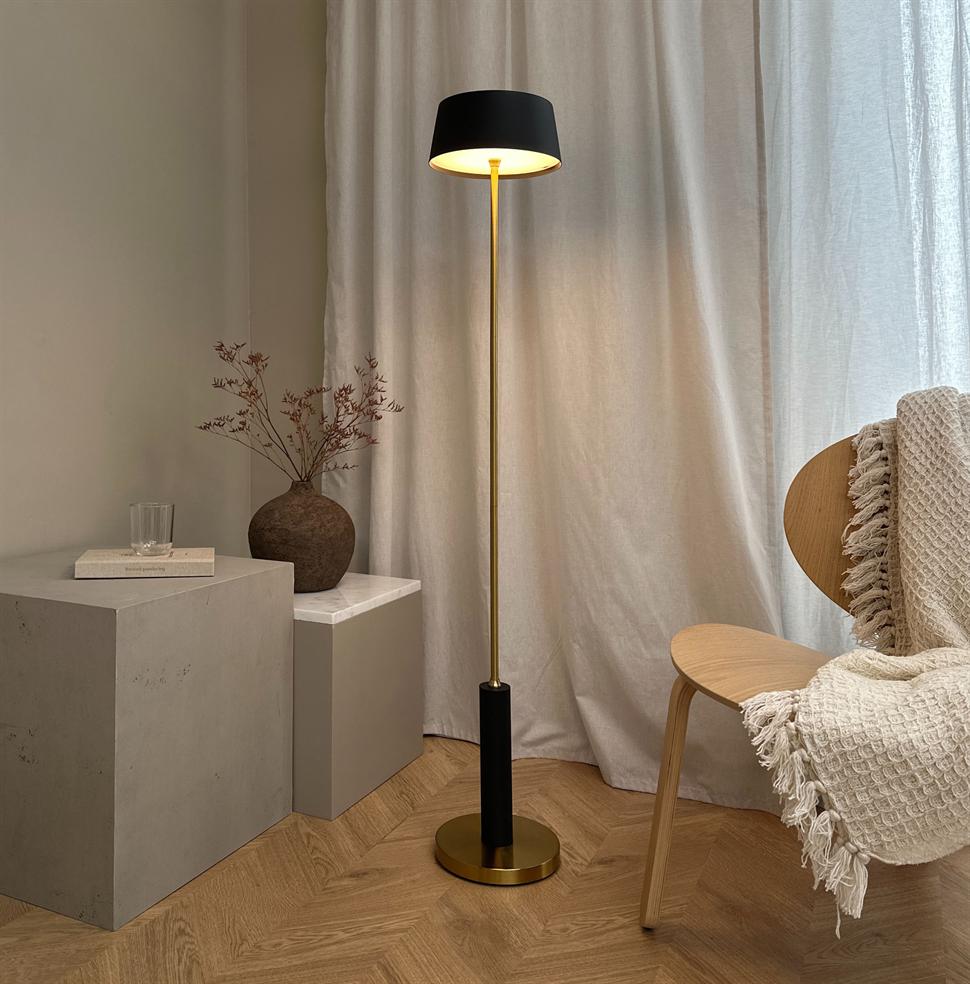 Dyberg Larsen Yoyo gulvlampe sort LED oppladbar