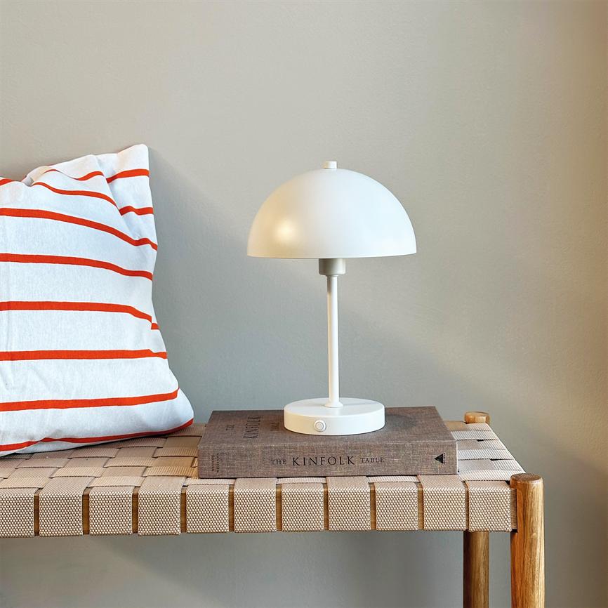 Dyberg Larsen Stockholm V2.0 bordlampe perlehvit oppladbar
