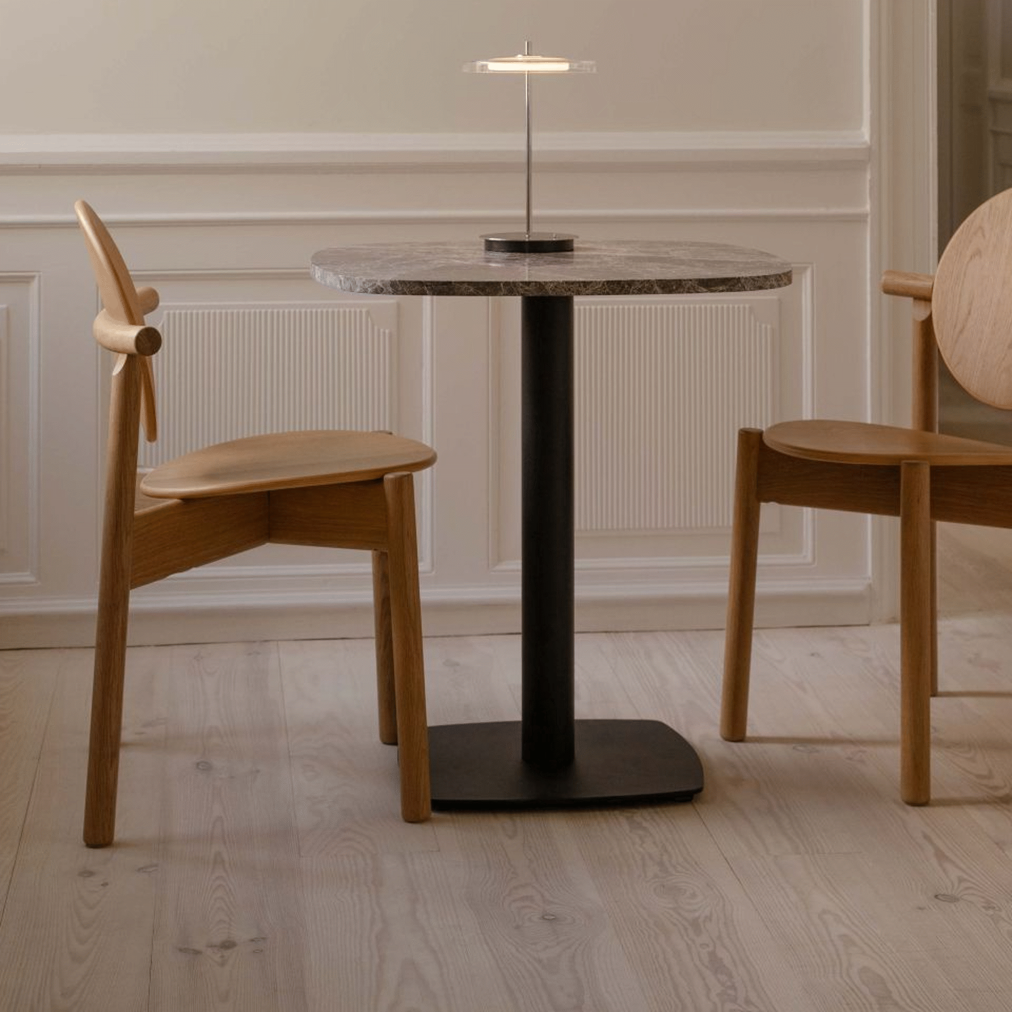 Umage Gather cafébord rundt travertin kafé og kjøkken