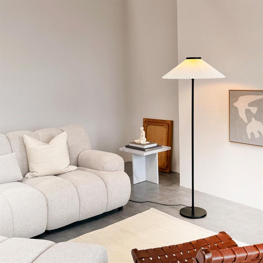 Dyberg Larsen Plissé gulvlampe svart