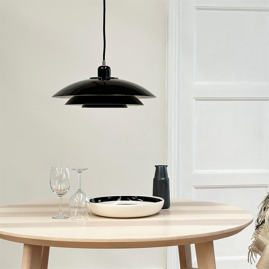 Dyberg Larsen Kaje D40 pendellampe sort 40 cm