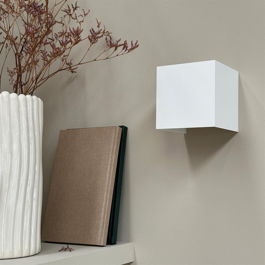 Dyberg Larsen Venus vegglampe hvit aluminium