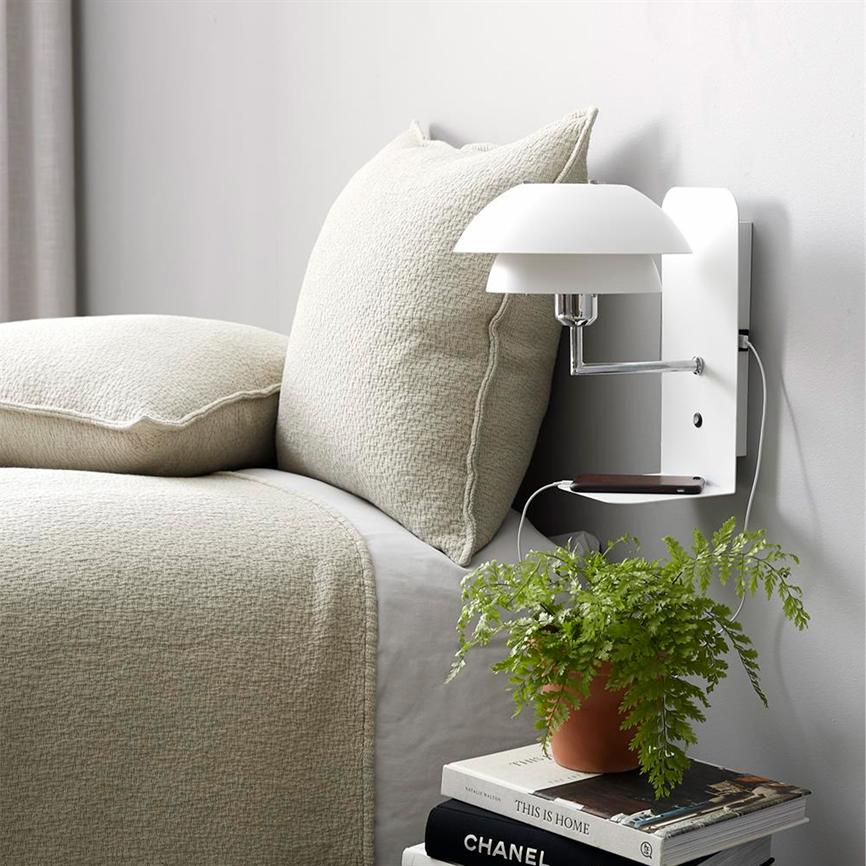 Dyberg Larsen Parma vegglampe hvit USB-hylle