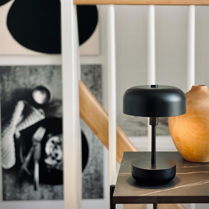 Dyberg Larsen Haipot bordlampe sort oppladbar LED