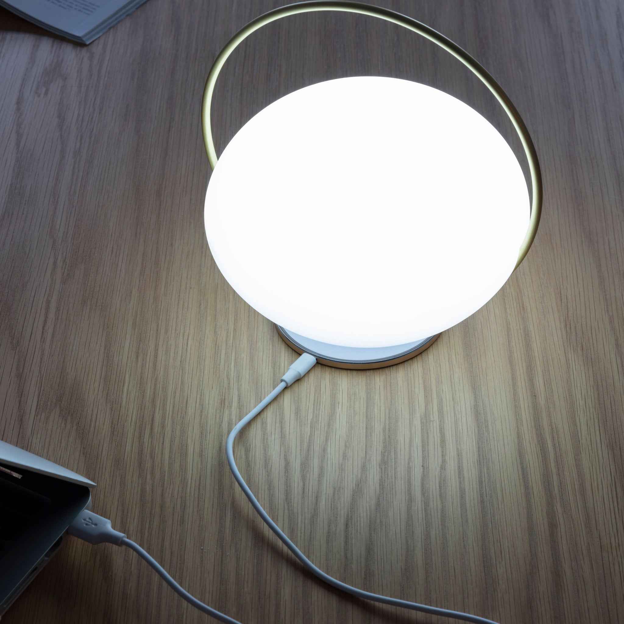 UMAGE Orbit bærbar lampe melkehvit