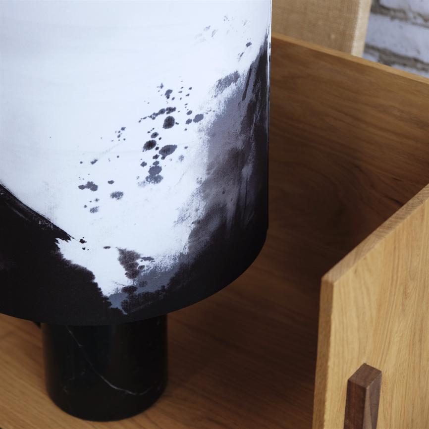 Dyberg Larsen Molly bordlampe marmor tekstilskjerm