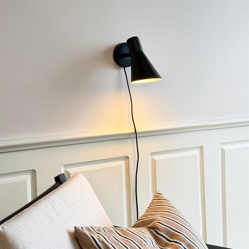 Dyberg Larsen DL12 vegglampe kort arm svart