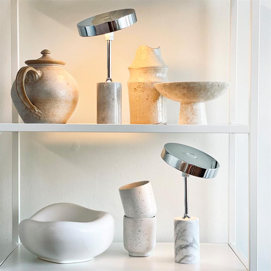 Dyberg Larsen Starlight bordlampe krom hvit marmor oppladbar