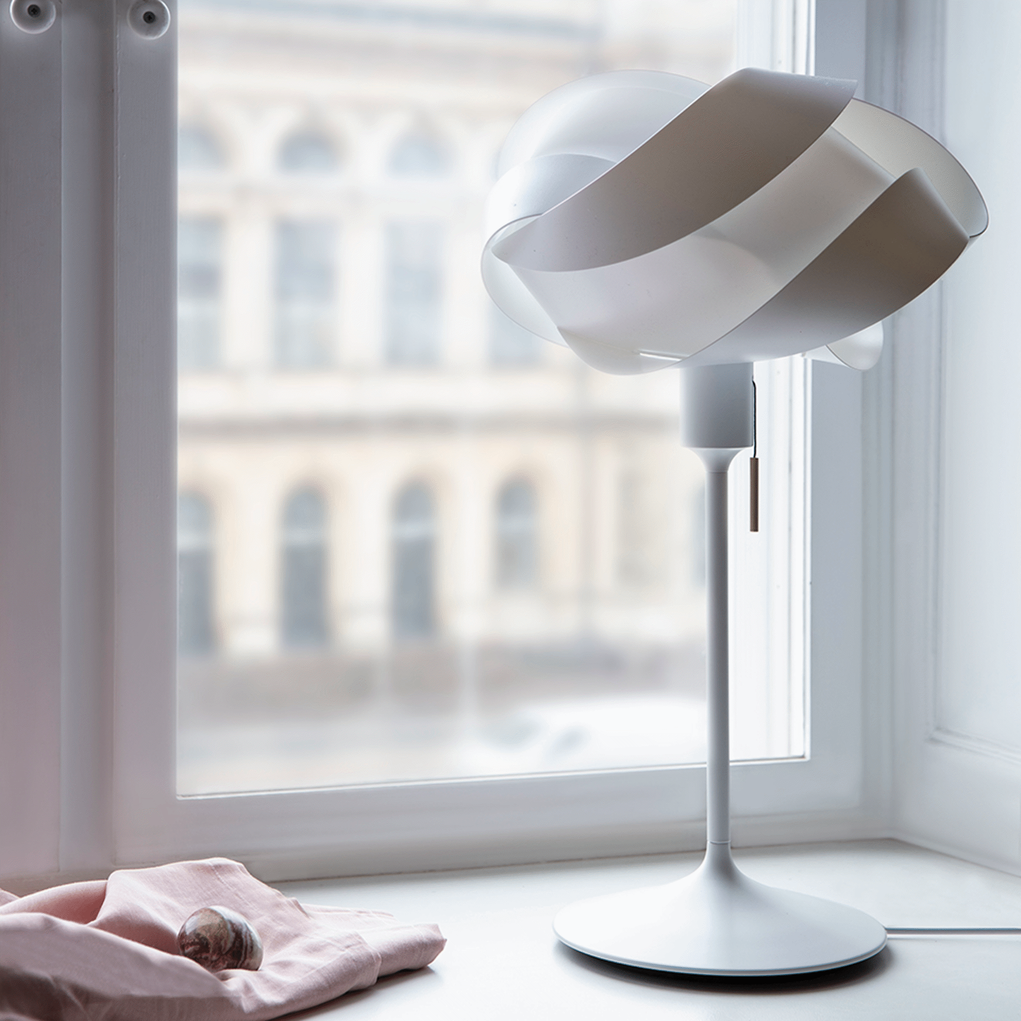 UMAGE Santé lampfot hvit med USB