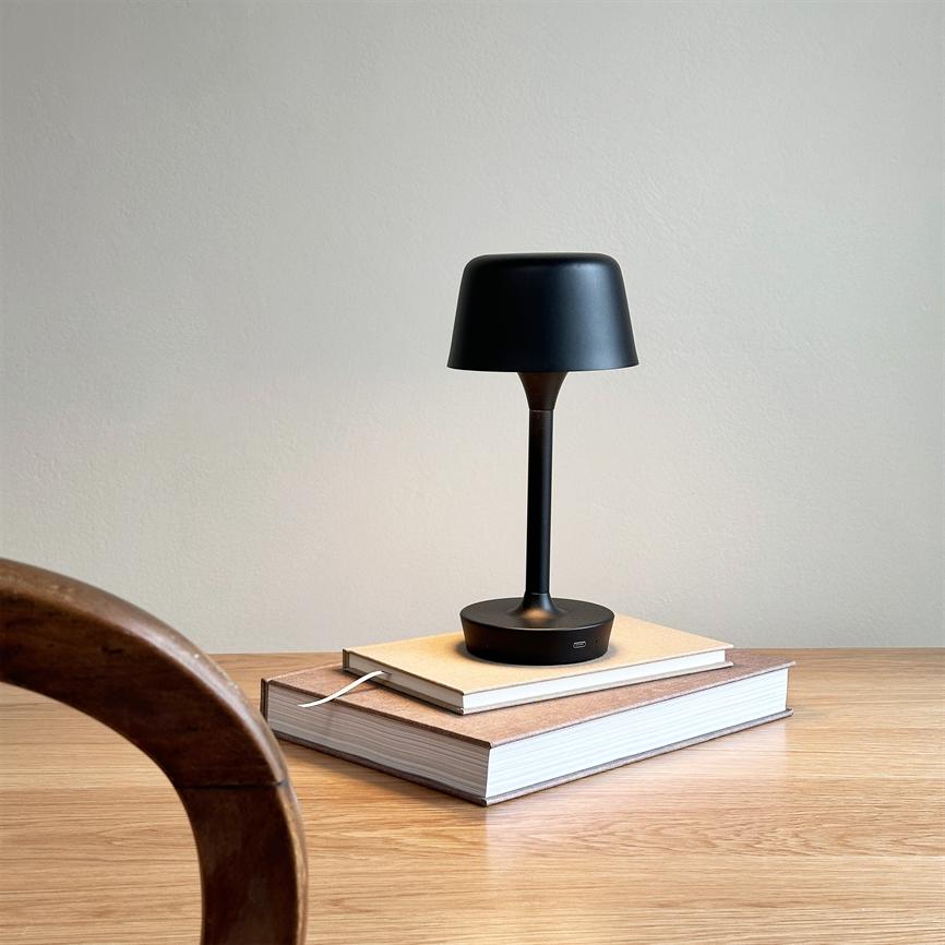 Dyberg Larsen Flow Sort bordlampe LED oppladbar IP20