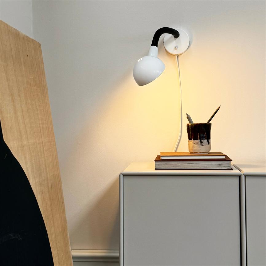 Dyberg Larsen Swan vegglampe hvit fleksibel arm