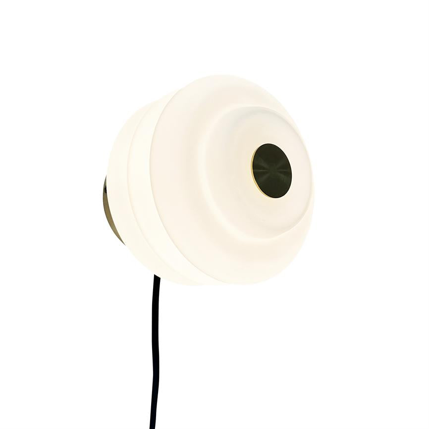 Dyberg Larsen Diva vegglampe opal messing