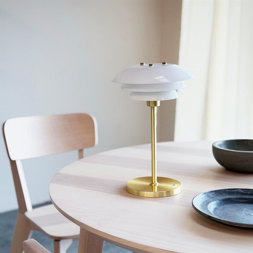 Dyberg Larsen DL20 bordlampe opal messing oppladbar