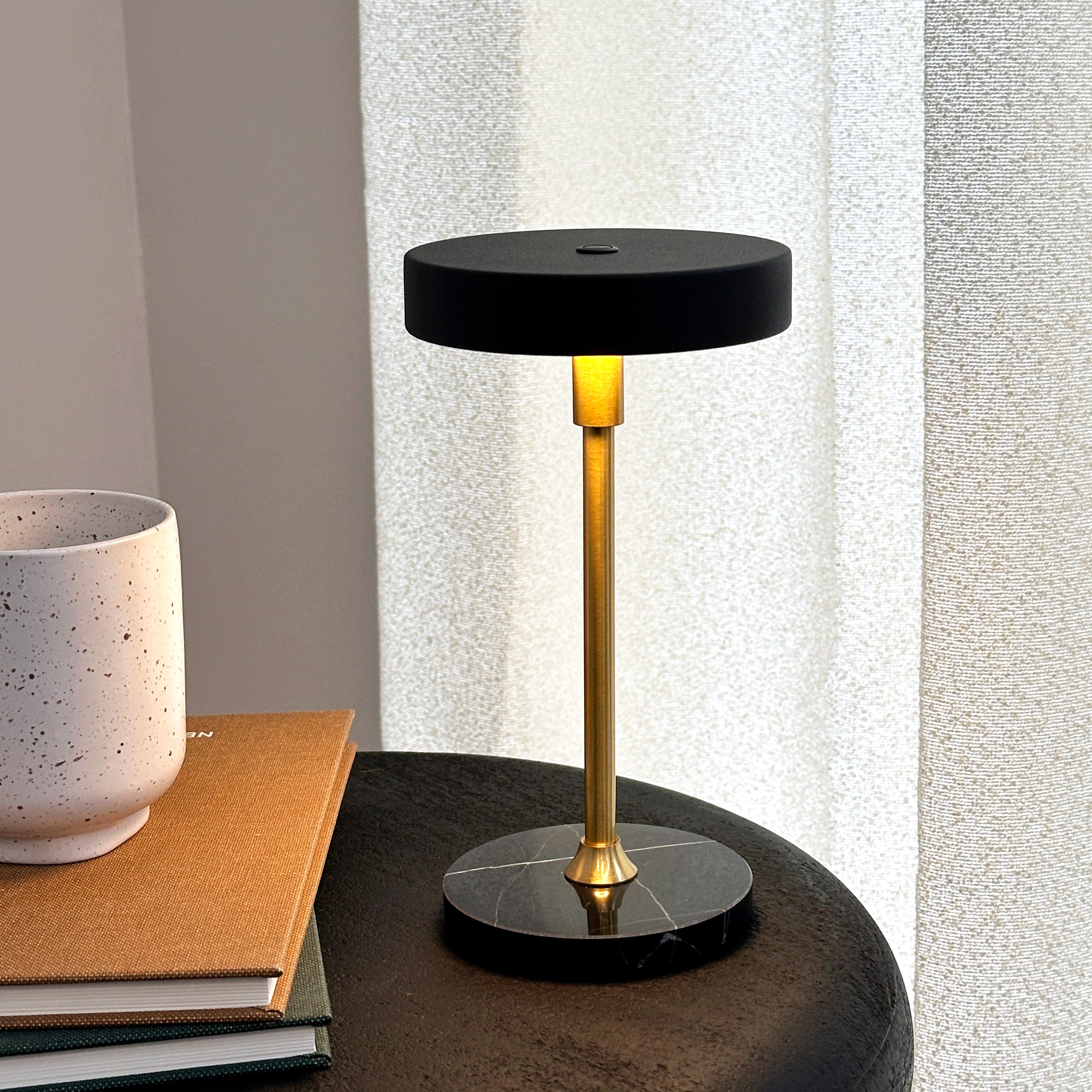 Dyberg Larsen Moonlight Mini bordlampe sort/marmor varmt lys