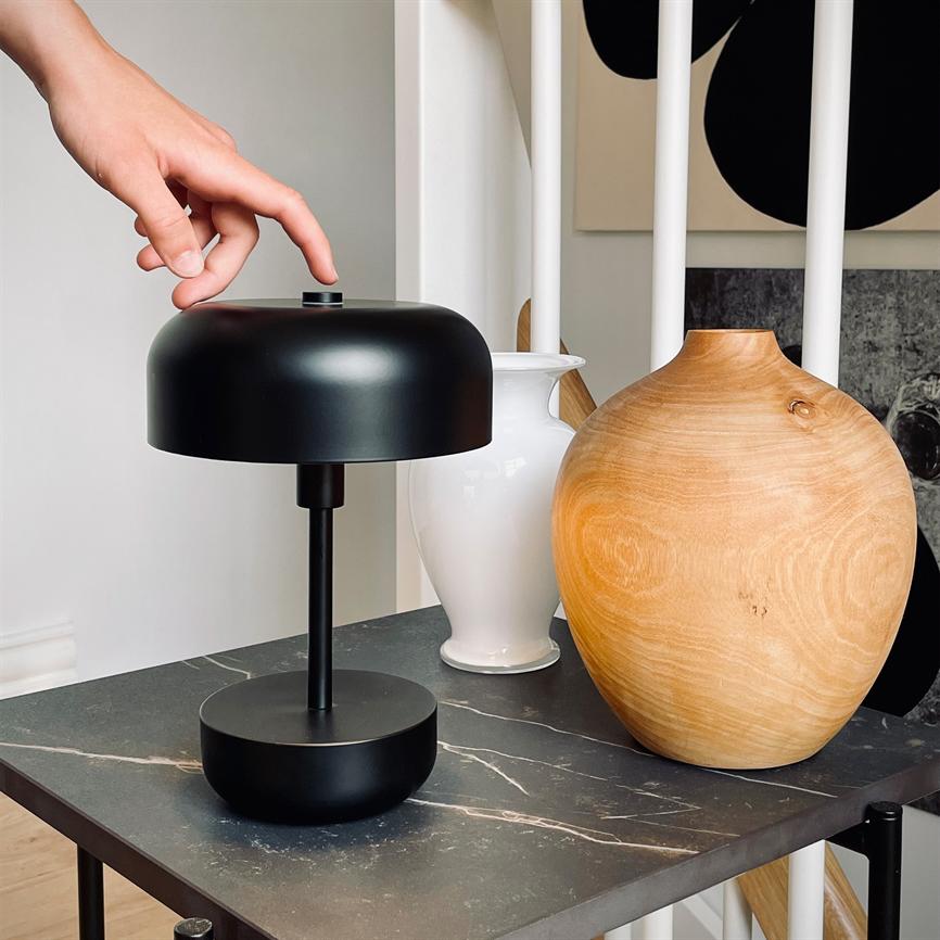 Dyberg Larsen Haipot bordlampe sort oppladbar LED
