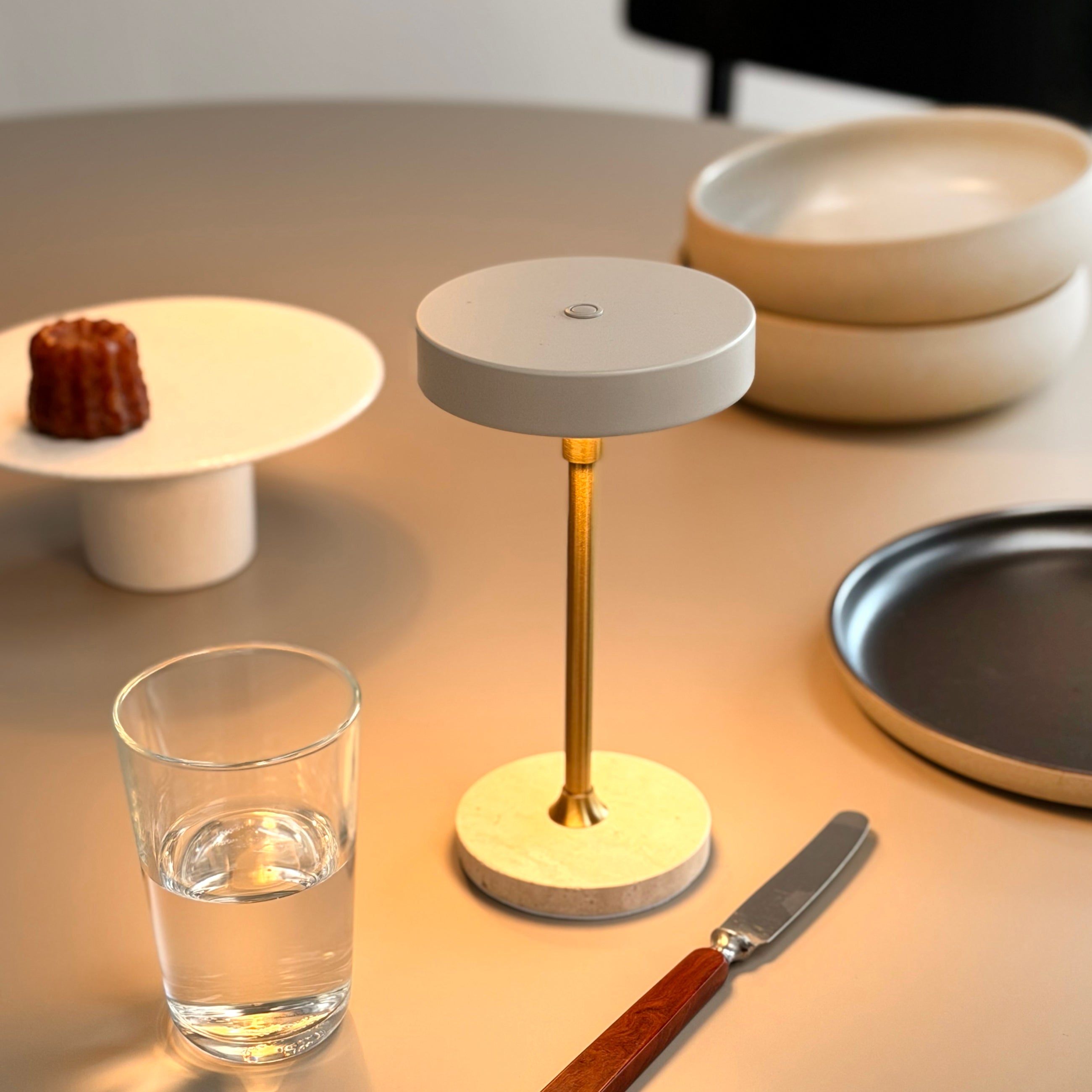 Dyberg Larsen Moonlight LED bordlampe beige travertin