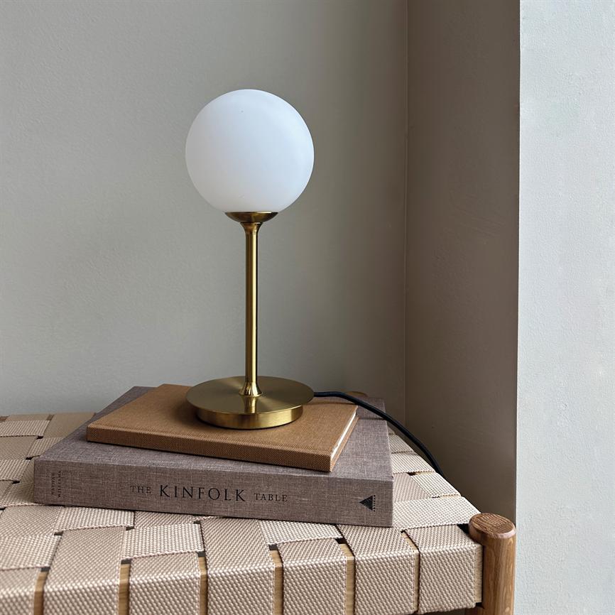 Dyberg Larsen Sia bordlampe messing hvitt glass
