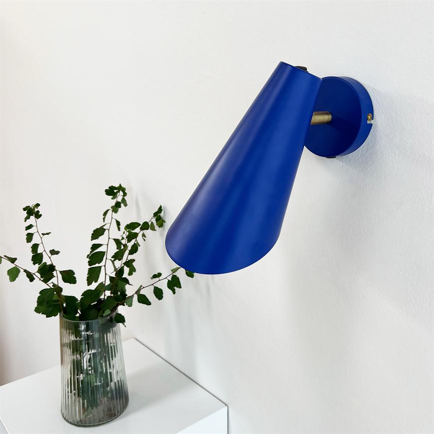 Dyberg Larsen Cale vegglampe blå med ledning