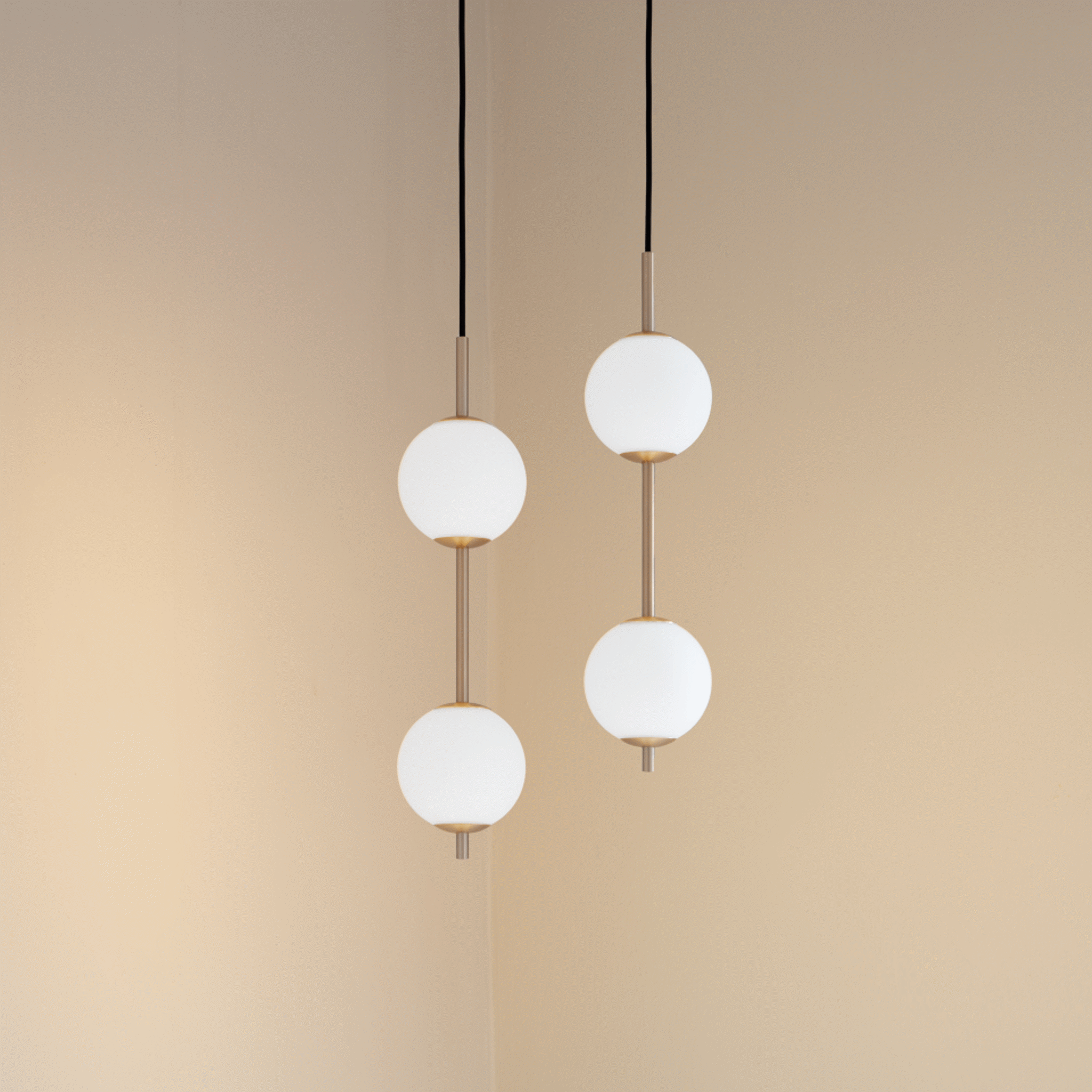 UMAGE Audrey pendellampe messing 1 kule opalglass