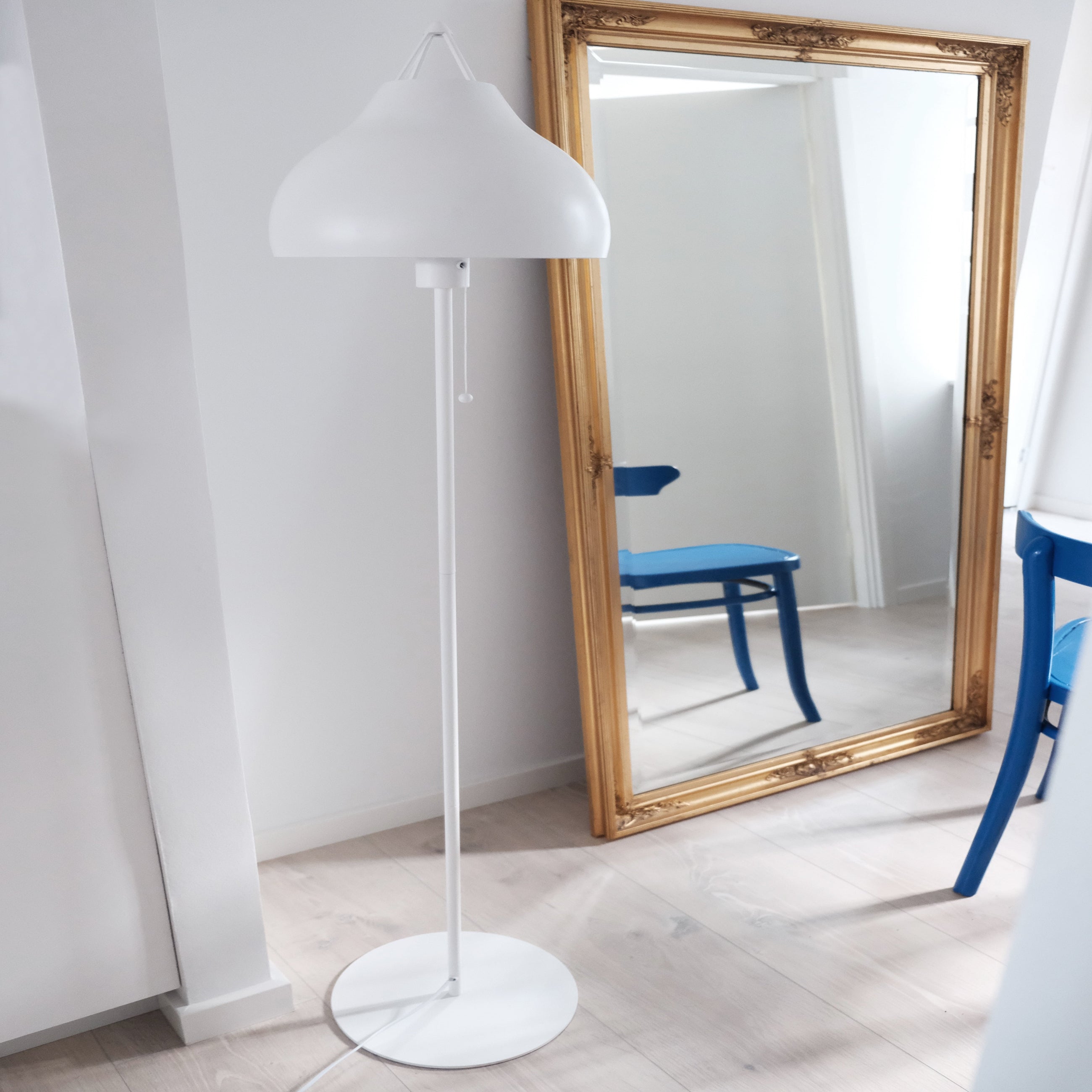 Dyberg Larsen Pyra gulvlampe hvit 150 cm