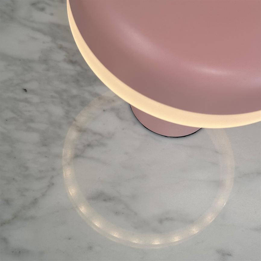 Dyberg Larsen Porter bordlampe rosa LED oppladbar