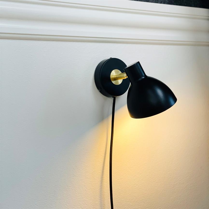 Dyberg Larsen Lilje vegglampe sort med messing