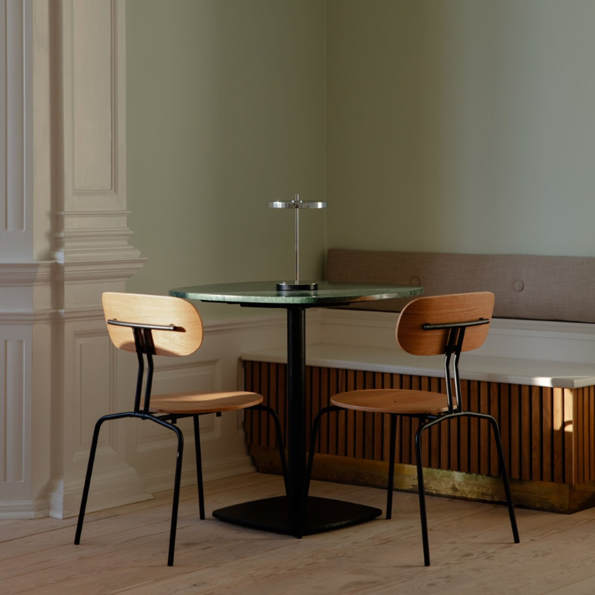 UMAGE Asteria Move Monochrome bordlampe stål oppladbar