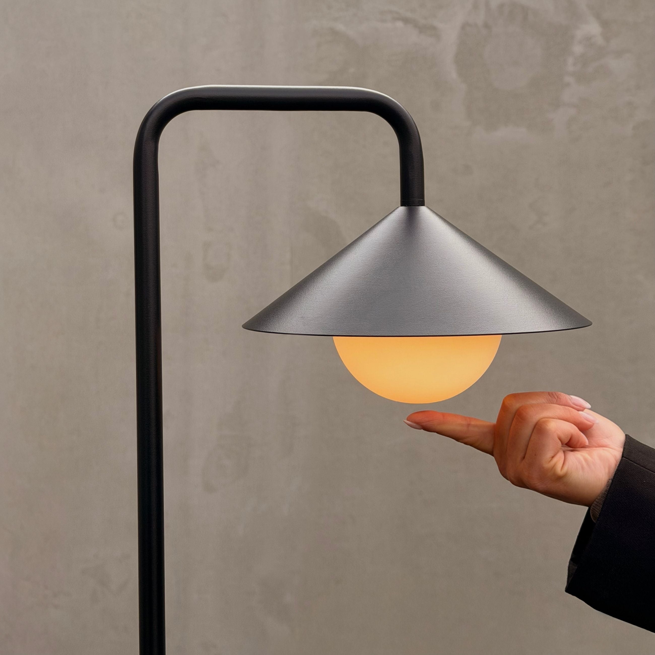 Dyberg Larsen Nova bordlampe ute oppladbar