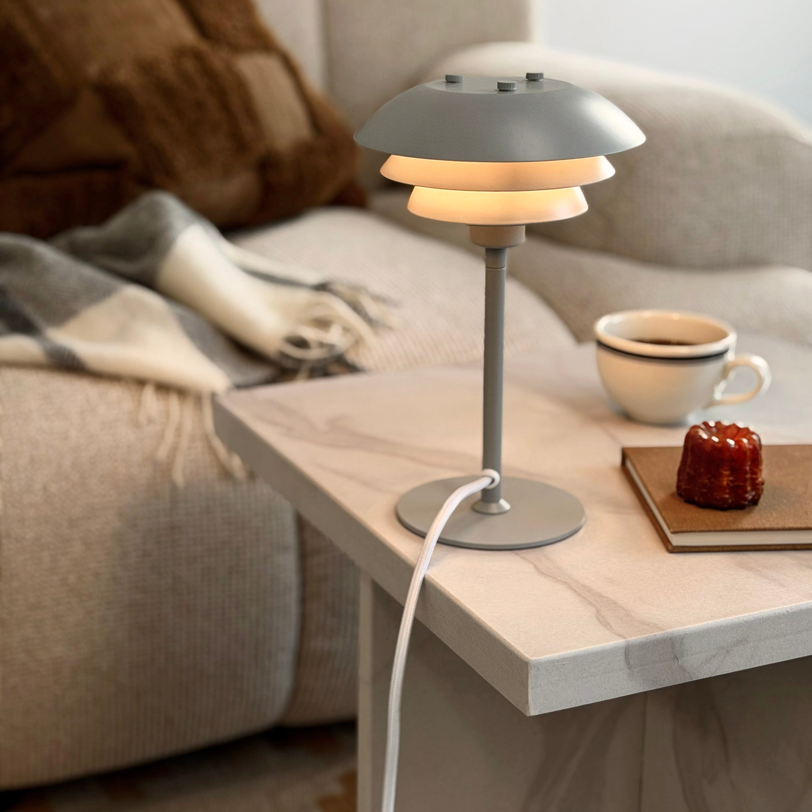 Dyberg Larsen Sixteen bordlampe 25 cm grå matt