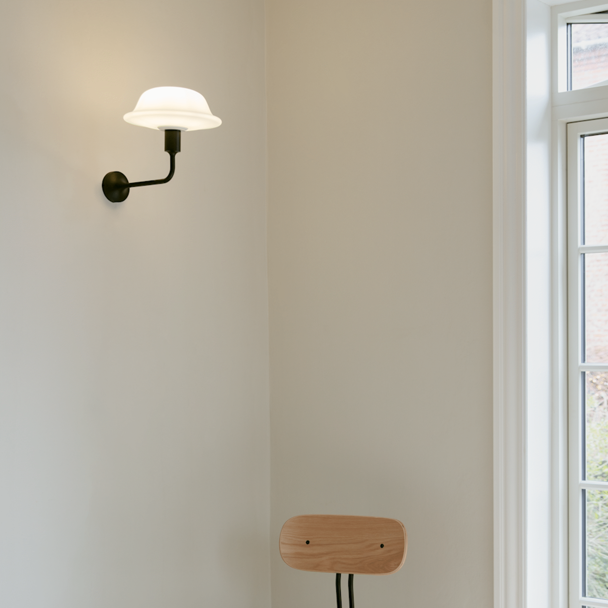 UMAGE Santé vegglampe svart lampefot