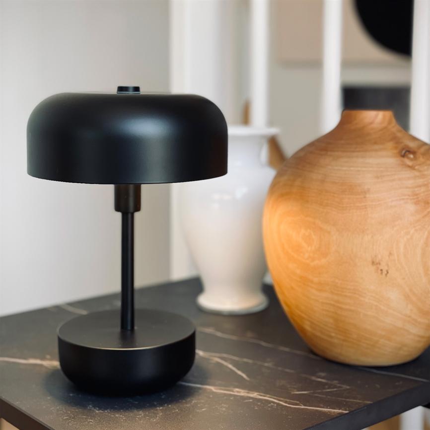 Dyberg Larsen Haipot bordlampe sort oppladbar LED