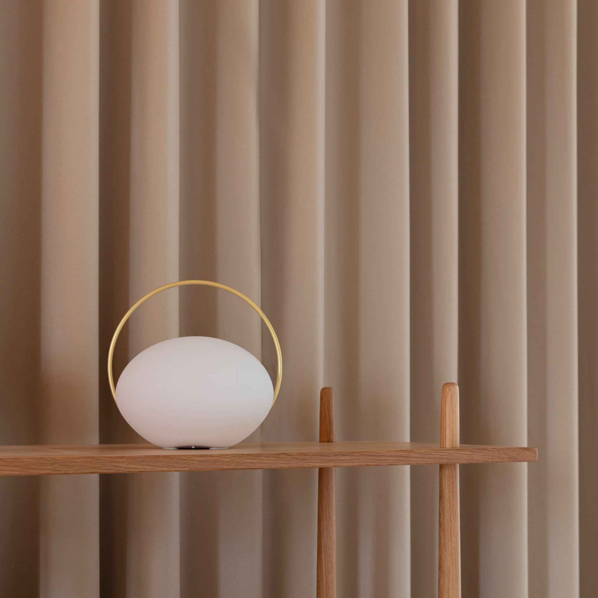 UMAGE Orbit bærbar lampe melkehvit