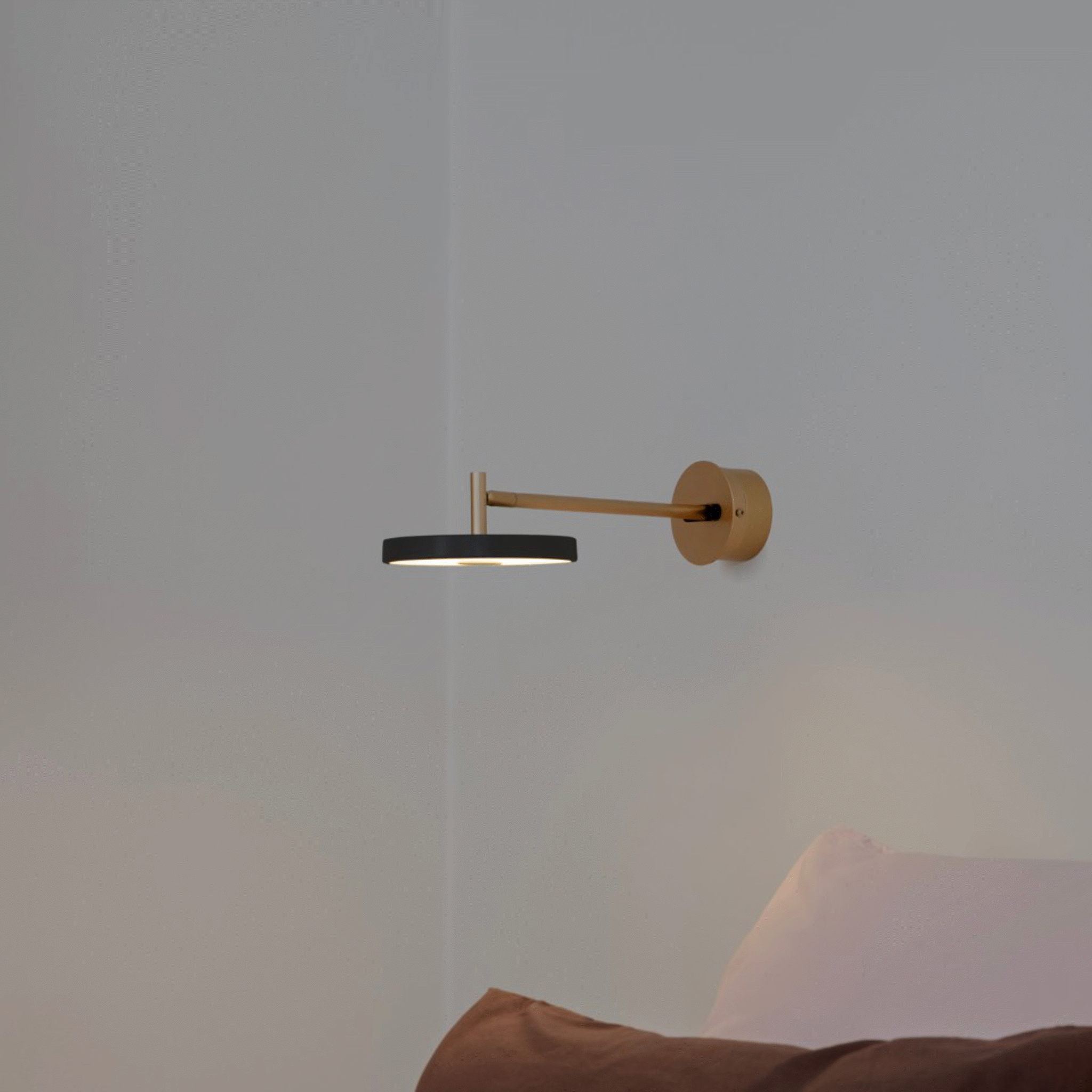 UMAGE Asteria Long vegglampe messing svart dimbar