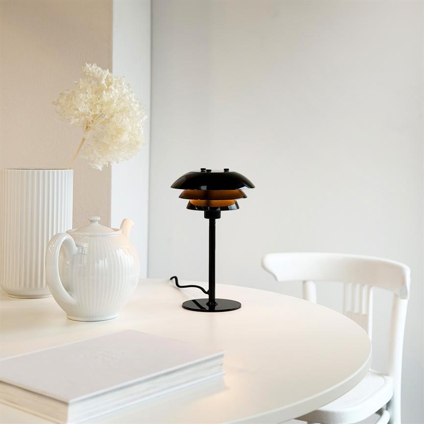 Dyberg Larsen Sixteen bordlampe svart blank