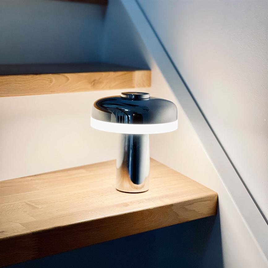 Dyberg Larsen Porter bordlampe krom oppladbar LED