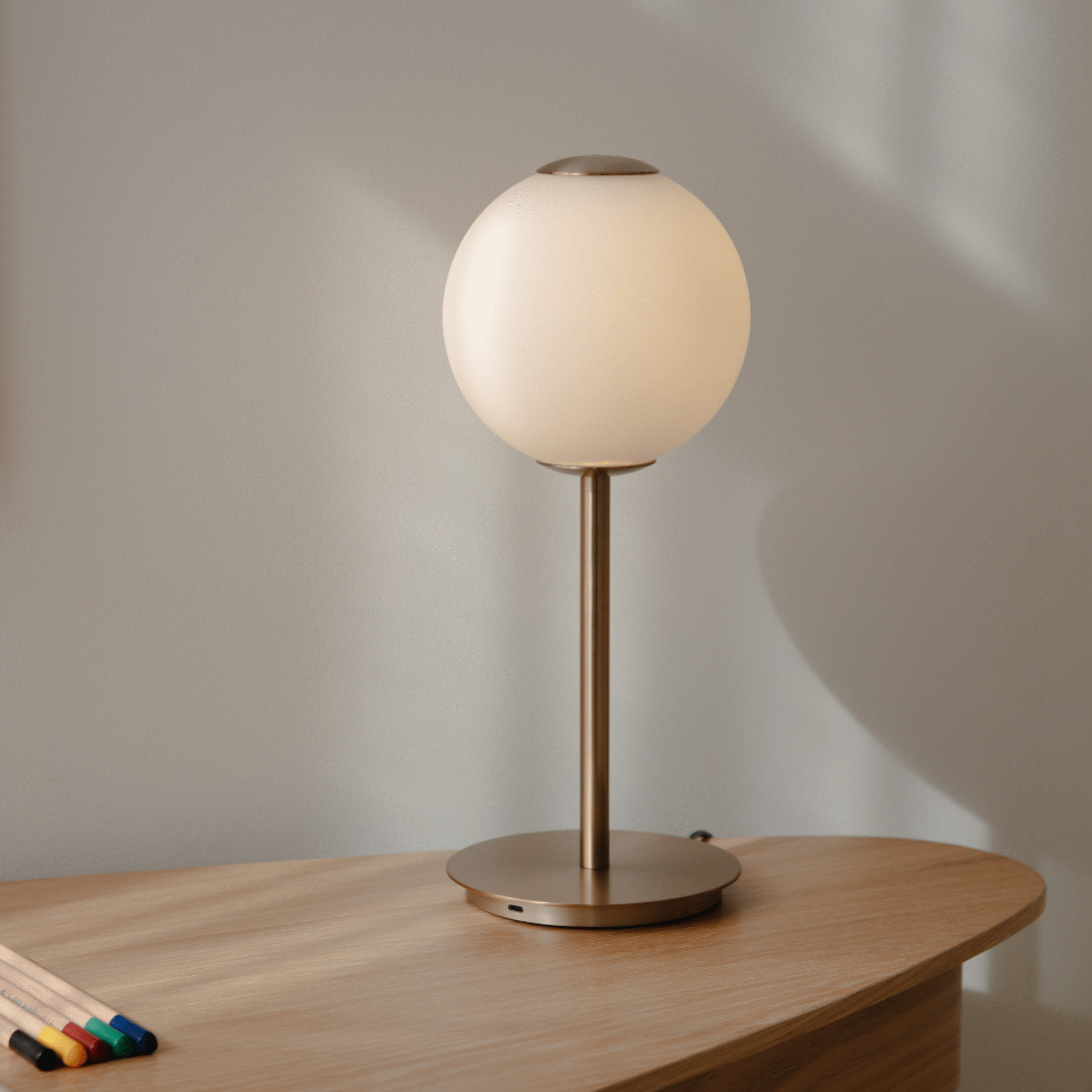 Umage Audrey bordlampe messing dimbar opalglass