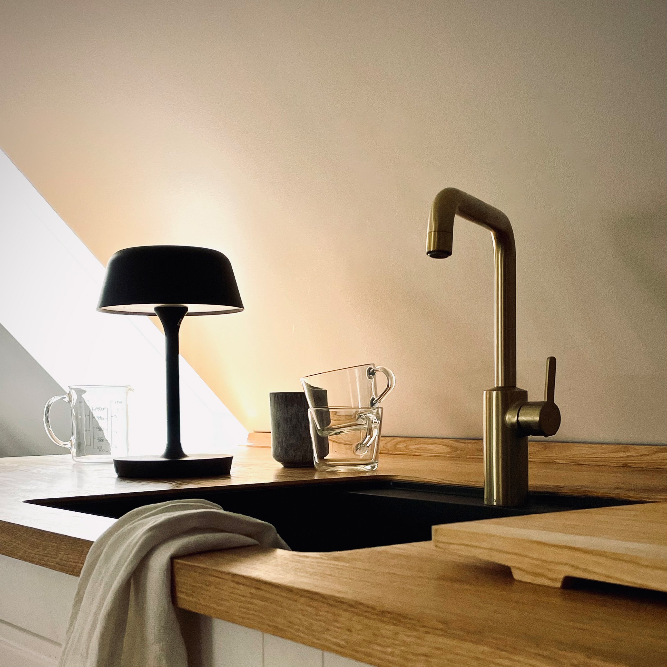 Dyberg Larsen Valencia bordlampe sort oppladbar