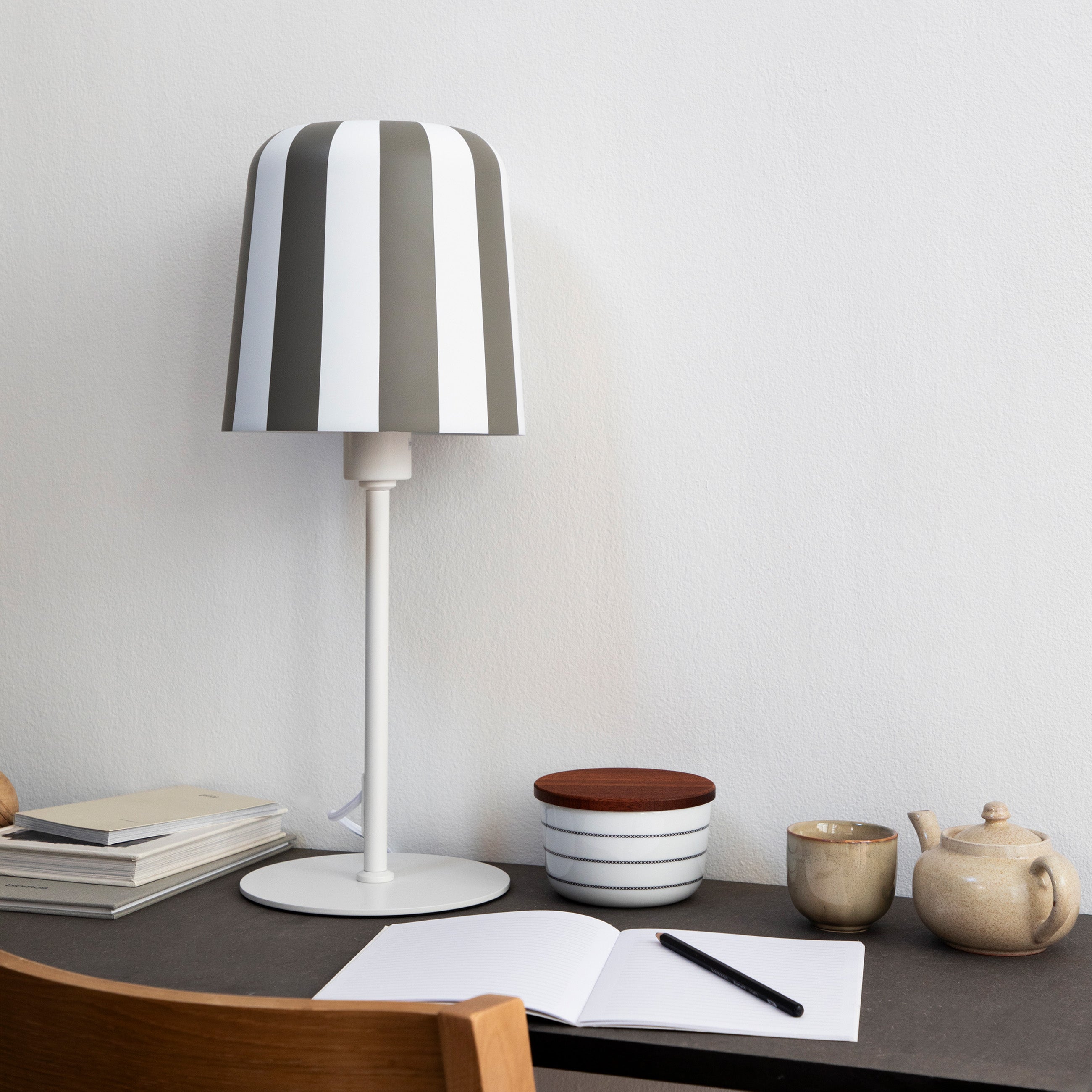 Dyberg Larsen Gry bordlampe grå stripet metall bordmodell