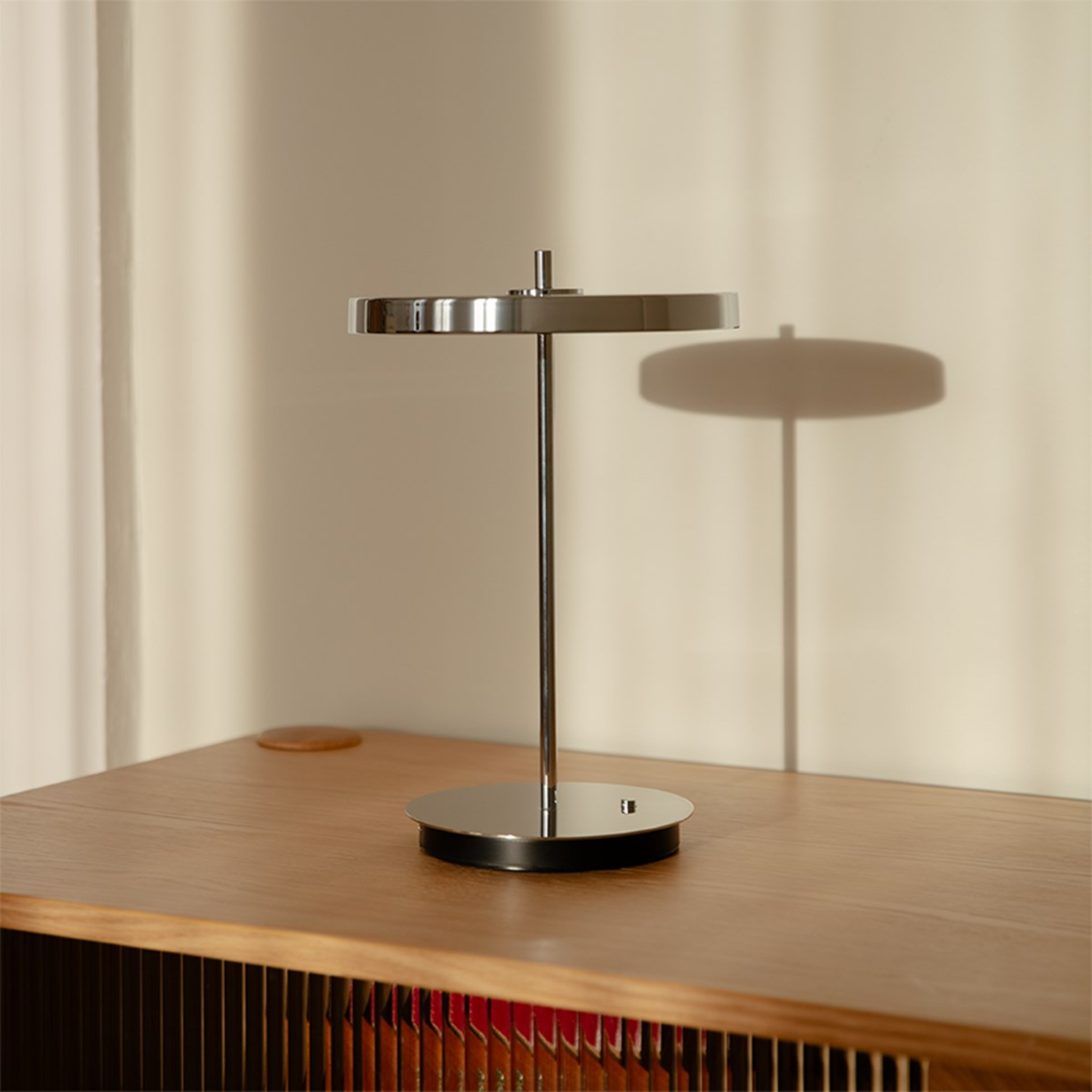 UMAGE Asteria Move Monochrome bordlampe stål oppladbar