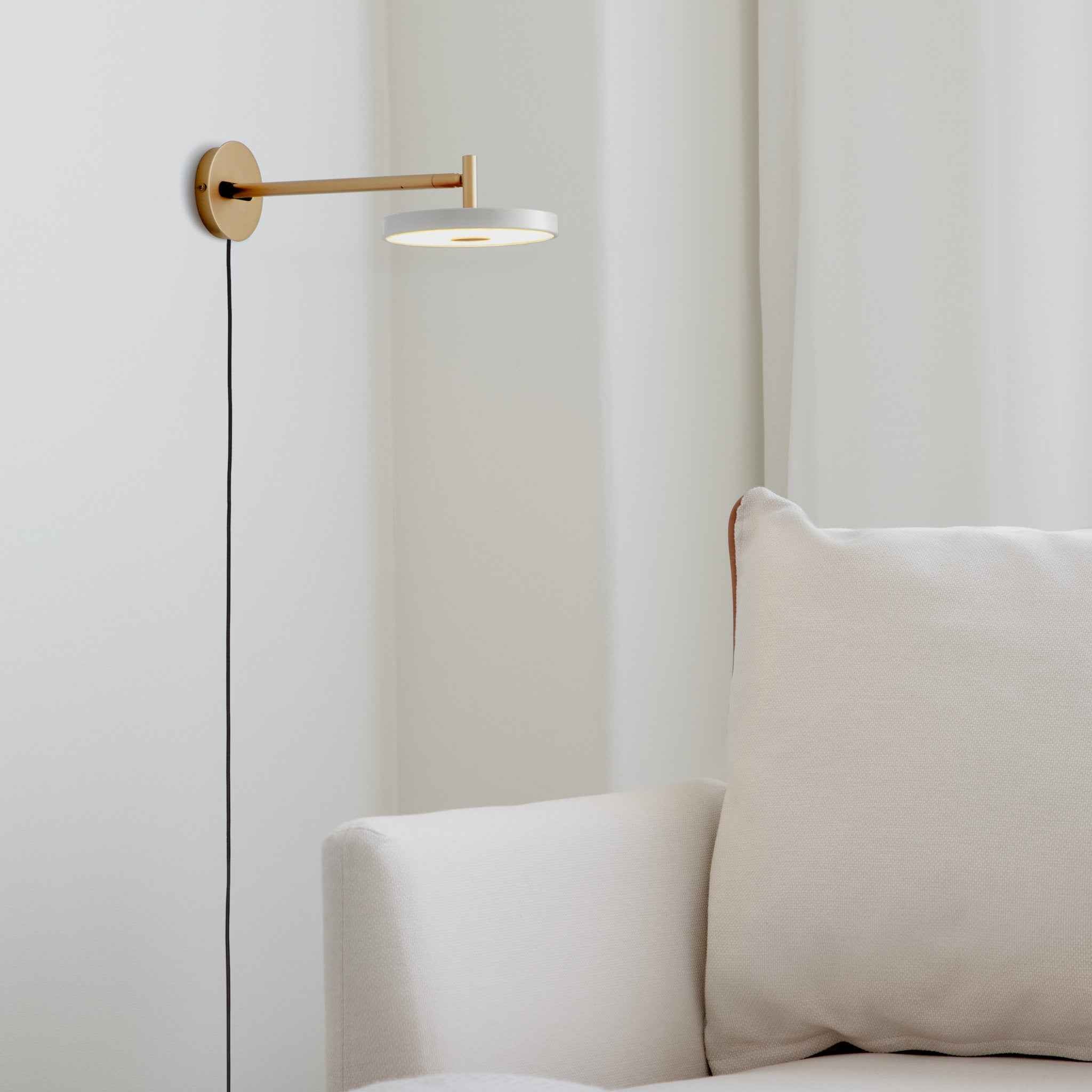 UMAGE Asteria Long vegglampe messing svart dimbar