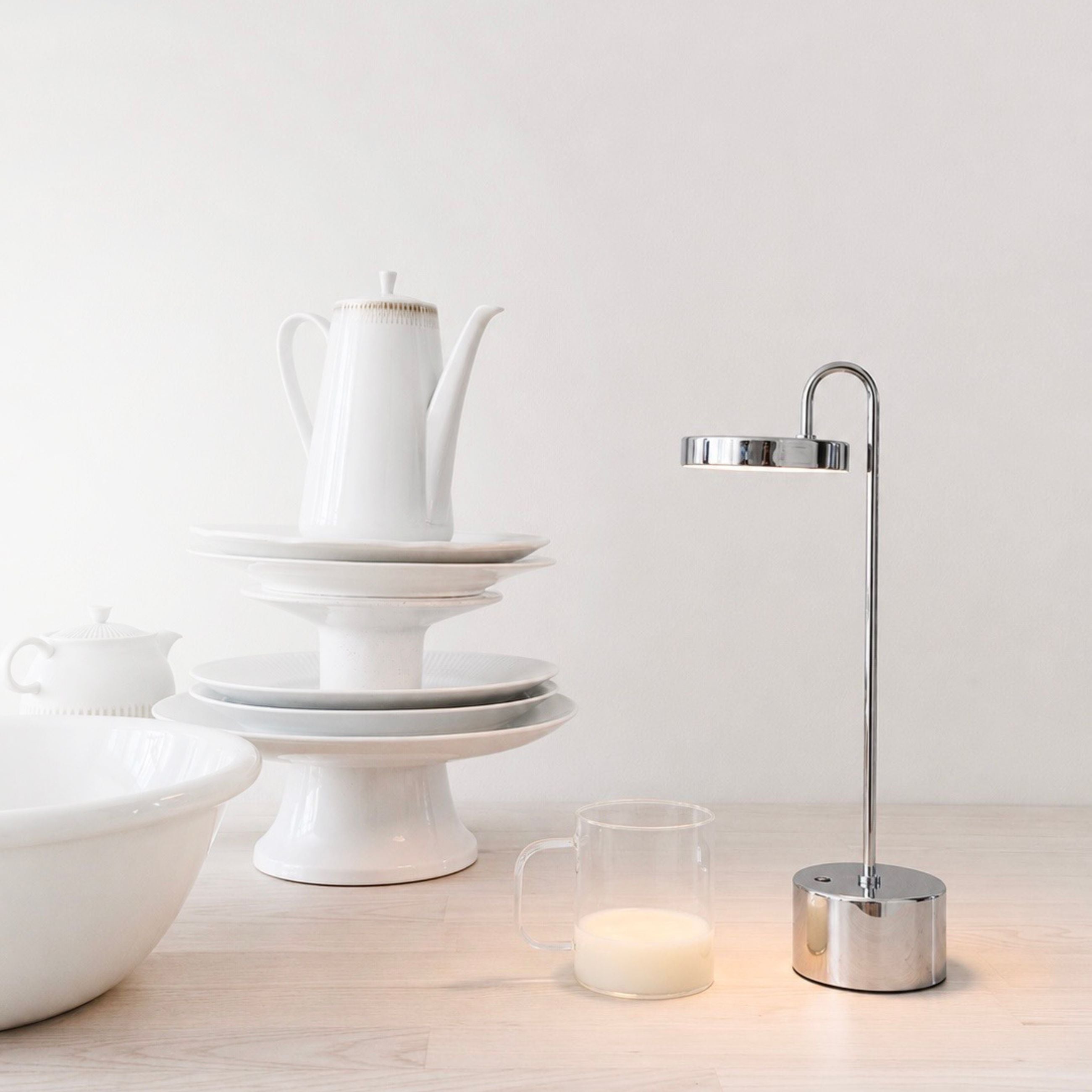 Dyberg Larsen MooveLIGHT bordlampe krom med Qi-lader