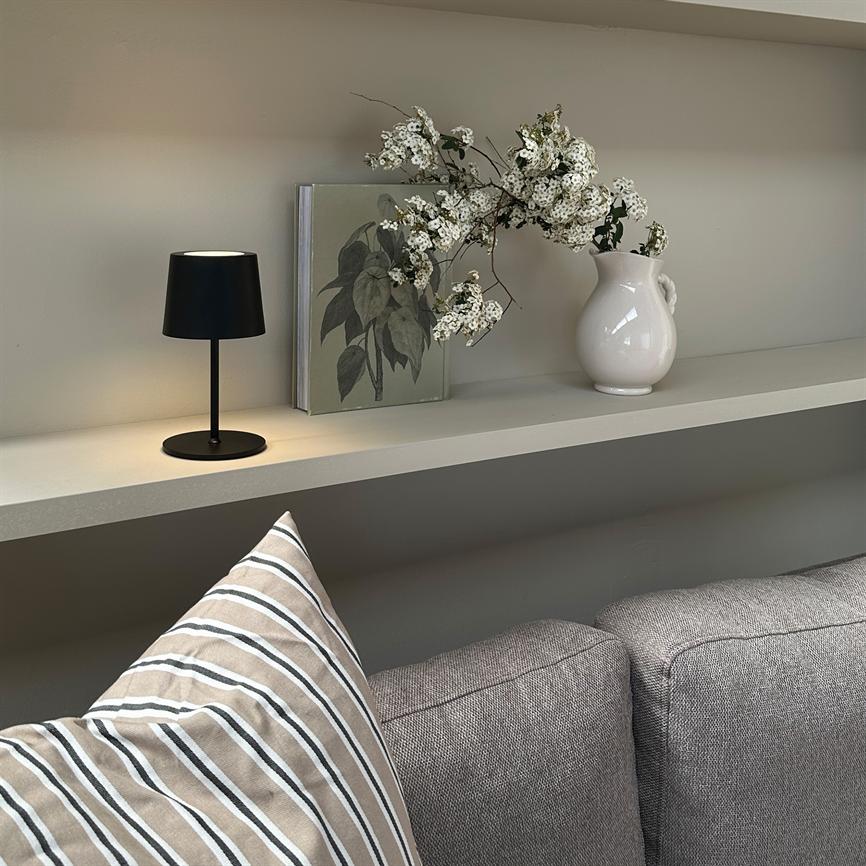 Dyberg Larsen Karl LED bordlampe sort 2 rør oppladbar
