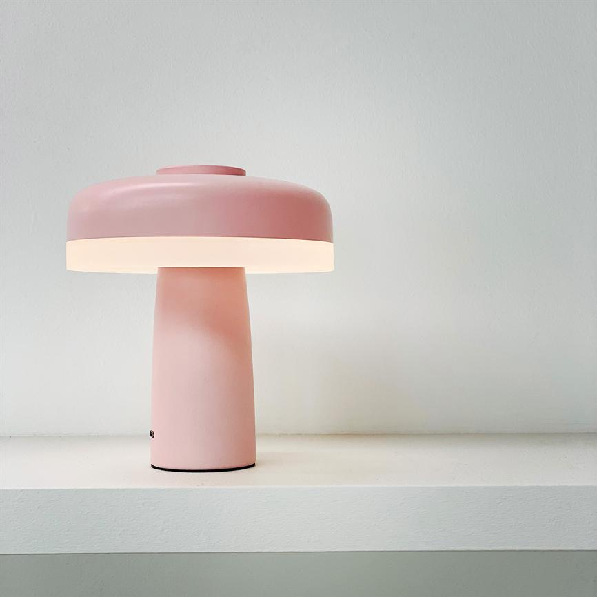 Dyberg Larsen Porter bordlampe rosa LED oppladbar